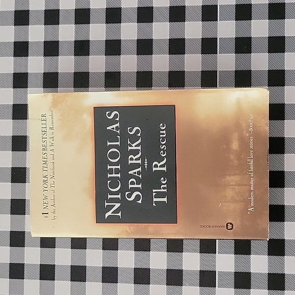 Nicholas Sparks Paperback book "The Rescue" - Picture 1 of 4
